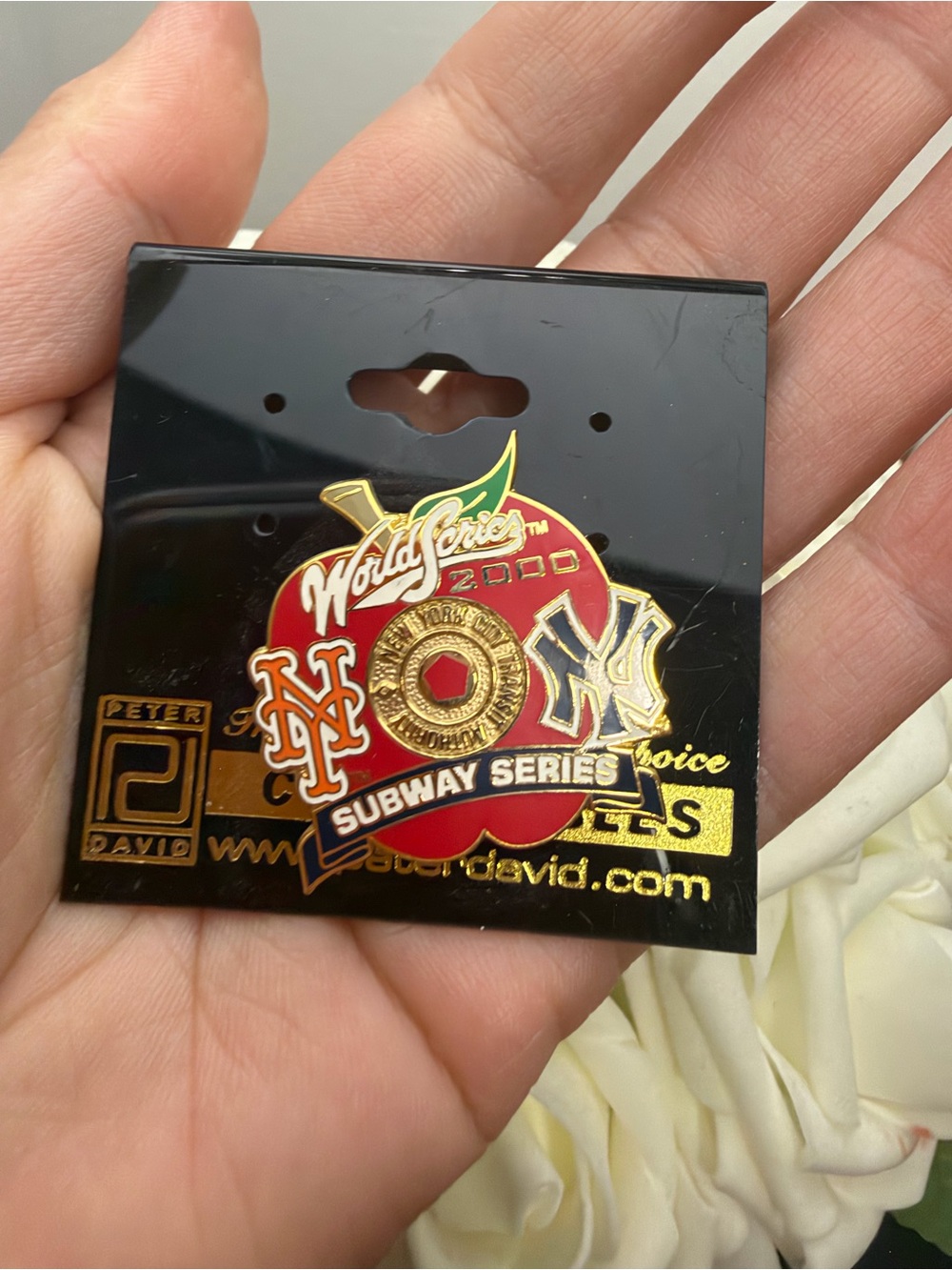 MLB Subway Series 2000 Commemorative Pin - Red/Gold